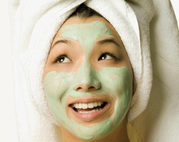 Simple and Healthy Homemade Moisturizing Facemask